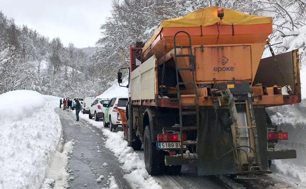 Vehículos bloqueados tras el accidente.