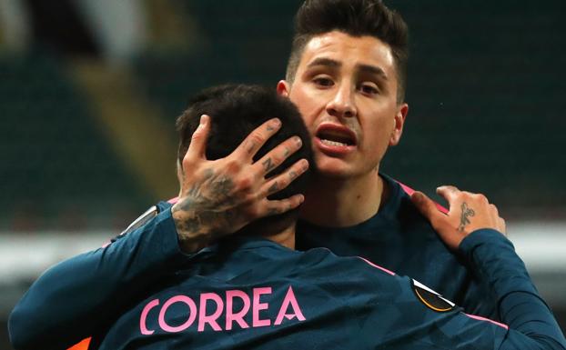 Giménez abraza a Correa durante un partido de la Liga Europa. /Sergei Chirikov (Efe)