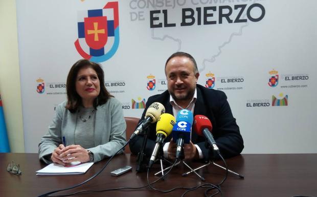 El presidente del Consejo Comarcal junto a la presidenta de Bierzo Enoturismo, en la presentación del acuerdo de colaboración./Carmen Ramos