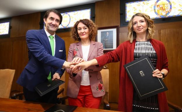 El consejero de Fomento, Juan Carlos Suárez-Quiñones, junto a la consejera de Familia, Alicia García (D), y la alcaldesa de Ponferrada, Gloria Fernández Merayo (C), durante la firma del convenio./César Sánchez