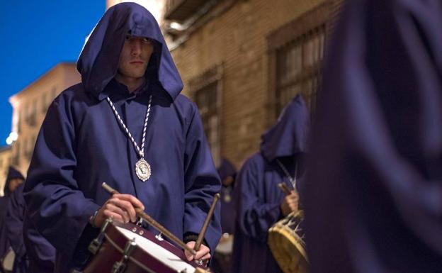 Cofrades del Cristo Nazareno Cautivo, durante la procesión en Toledo.