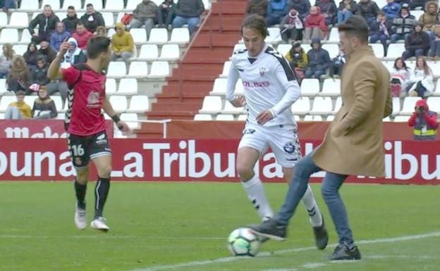 Acción de Rubén de la Barrera ante el Albacete./