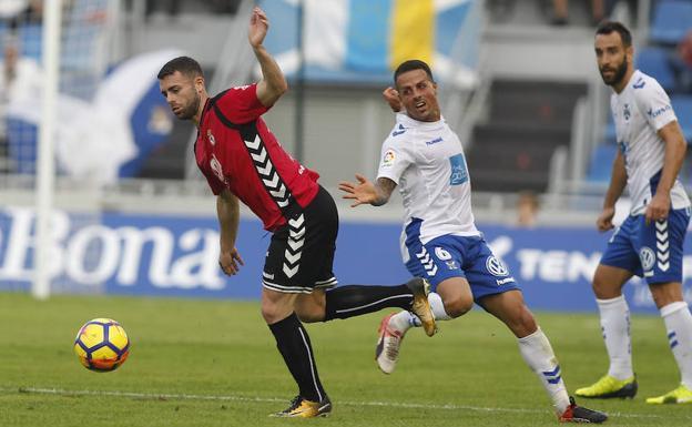 Rodri pelea un balón en el partido de ida./Juan Ruiz | ACAN