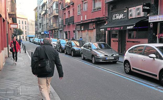 Calle Ferrocarril, donde se halló la tarjeta de Fernández Díaz. /R.G.