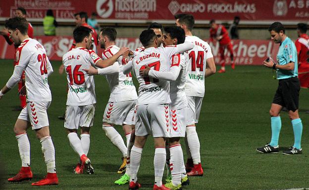 Los jugadores de la Cultural celebran un gol./Peio García