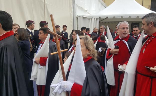 Los miembros de la Cofradía de las Siete Palabras reciben la noticia de que se suspende la procesión./A. C.