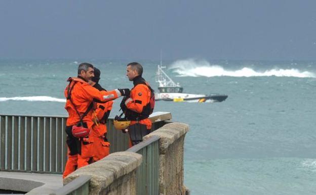Dispositivo de búsqueda ayer en la costa de La Coruña. //EFE