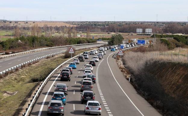 Tráfico denso y retenciones en la A-6 dirección Madrid a la altura de Tordesillas. /Miriam Chacón