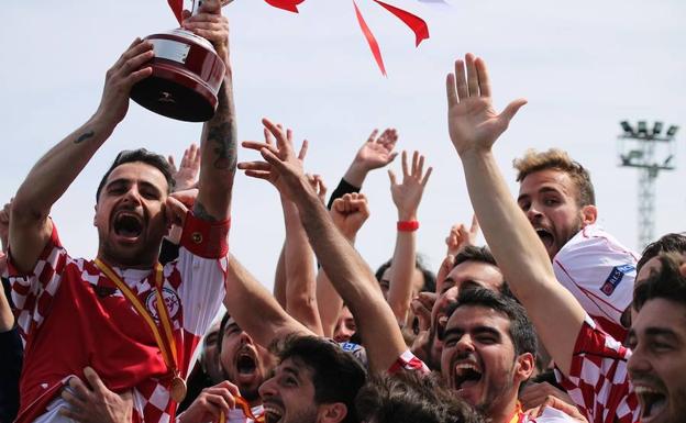 Los jugadores levantan el trofeo./
