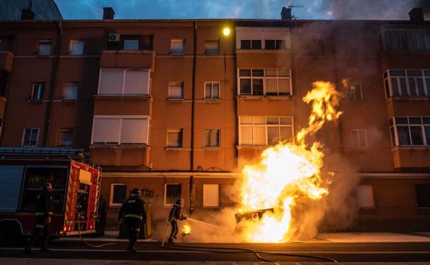 Los Bomberos sofocan el fuego de un contenedor en la calle Astorga. /BomberosLeón
