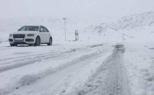 La nieve y el hielo condicionan el tráfico en cinco carreteras de la provincia