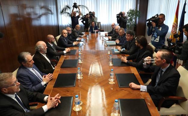 El ministro de Energía recibe el informe del Comité de Expertos sobre diferentes escenarios de transición energética. /EFE