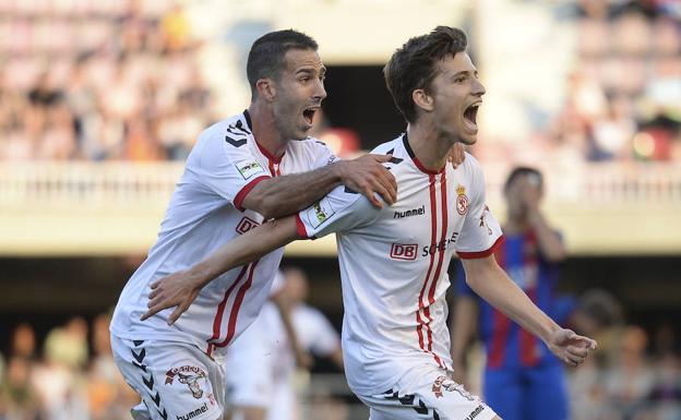 Julen Colinas y Toni celebran el 0-2 en el Mini Estadi./Josep Lago