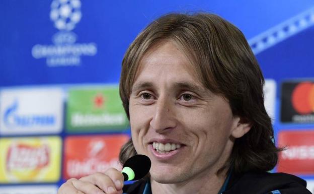 Luka Modric, sonriente ante los periodistas en Turín. /Afp