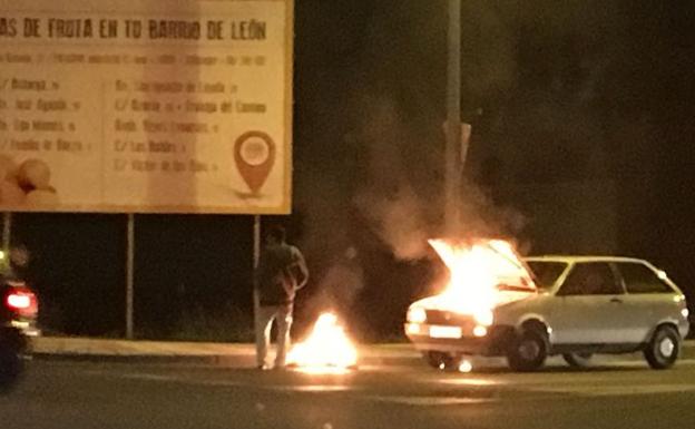 Imagen del vehículo incendiado en plena vía pública./