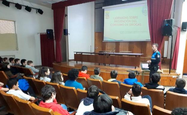 La Policía Local de La Bañeza imparte charlas sobre prevención del consumo de drogas