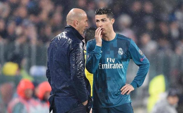 Zidane y Cristiano conversan en el Juventus Stadium. /Efe