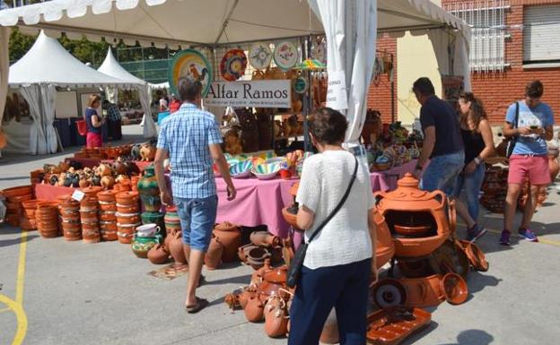 Puesto de artesanía en una feria de la provincia leonesa./