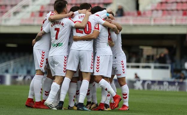 Los jugadores de la Cultural se abrazan tras el gol./