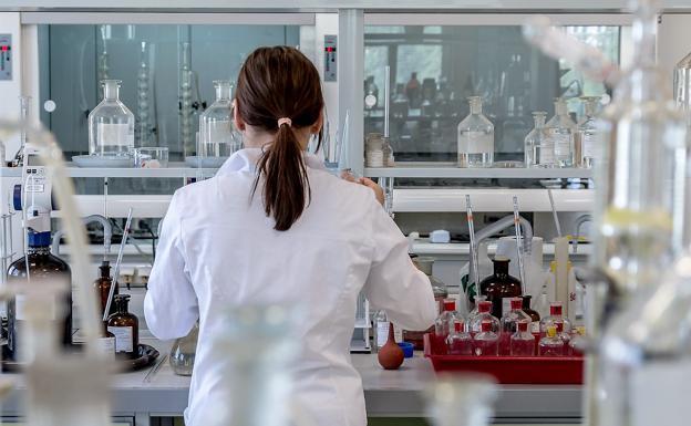 Cientifico duarante un ensayo en el laboratorio./