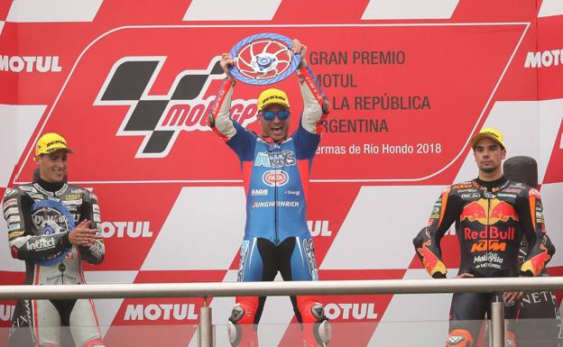 Mattia Pasini levanta el trofeo, junto al Xavi Vierge y Miguel Oliveira /Efe
