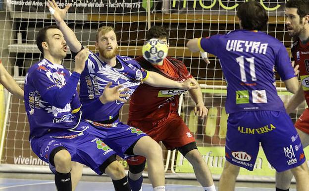 Vieyra, Costoya y Piñeiro, en una acción del partido./Rafael Gobantes / Heraldo de Aragón