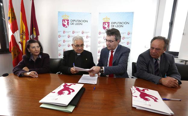 El presidente de la Diputación de León, Juan Martínez Majo, firma convenios de colaboración con el Obispado y la Catedral. Junto a él, el vicario episcopal de Asuntos Económicos y Sociales, Pedro Puente.