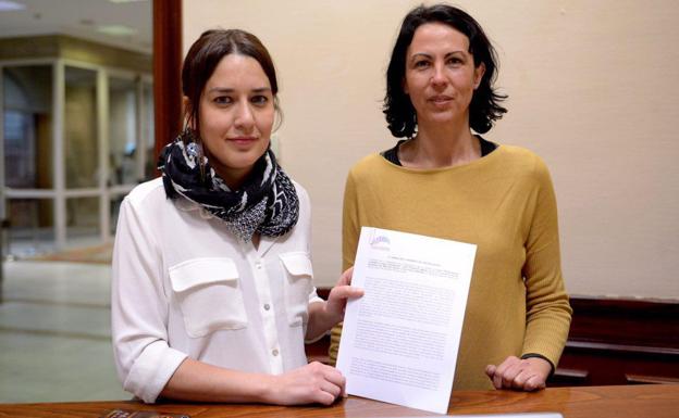 Ana Marcello registra la pregunta en el Congreso./