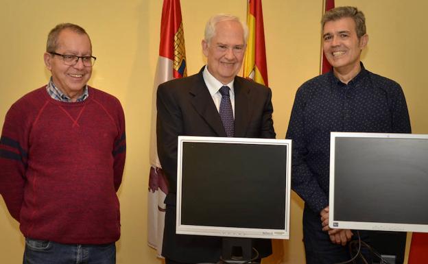 La Junta entrega dos ordenadores a la Asociación Provincial de Alcohólicos Rehabilitados