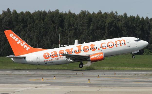Un avión de EasyJet despega en el aeropuerto de Asturias./P- Citoula