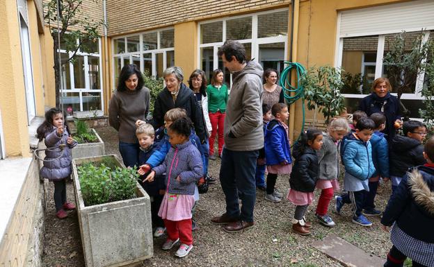 Ana Franco, concejala de Urbanismo y Medio Ambiente, ha visitado el huerto del colegio González de Lama./César