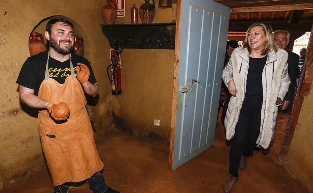 La consejera de Economía y Hacienda, Pilar del Olmo, preside el acto conmemorativo de la declaración de Jiménez de Jamuz como Zona de Interés Artesanal de Castilla y León y visita el Alfar Museo de la localidad/Campillo