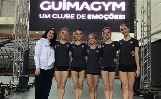 Ruth Fernández, con toda la expedición 'leonesa', en Guimaraes.