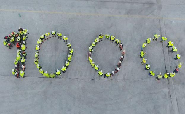 Los trabajadores de Cosmos forman el número '1.000' en la factoría./