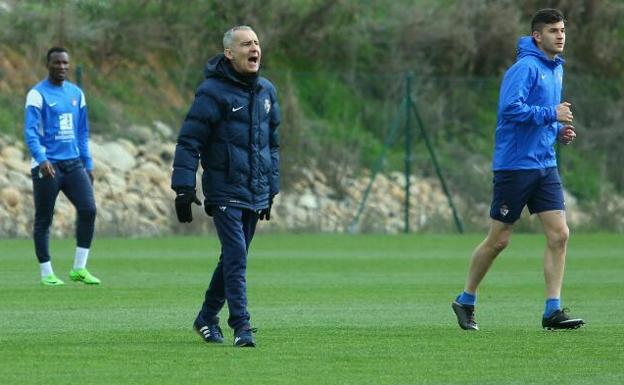 Carlos Terrazas, en un entrenamiento con la Deportiva./SDP