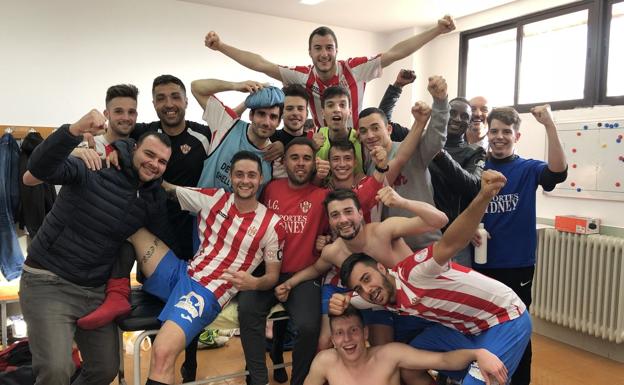 Los jugadores del Atlético Bembibre celebran la victoria./