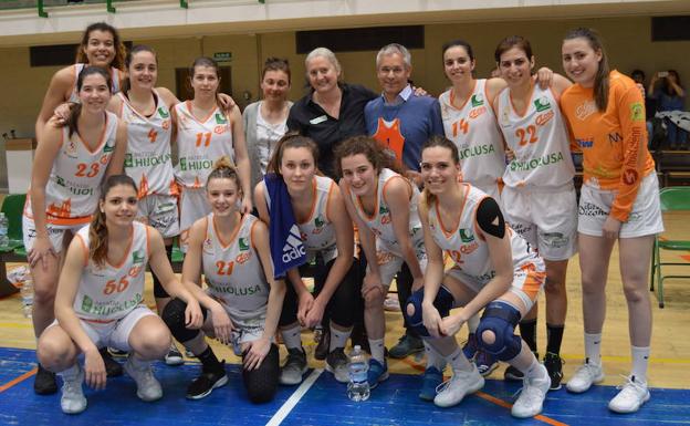 El Patatas Hijolusa entregó en el descanso un recuerdo al concejal de Deportes, José María López Benito por su apoyo al equipo./
