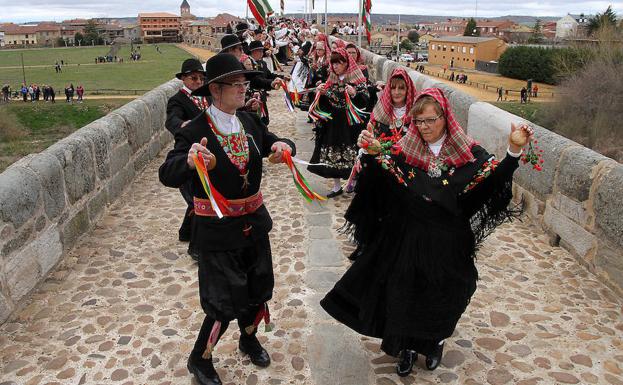 El puente de Hospital de Órbigo se llenó de bailadores de jotas./Peio García