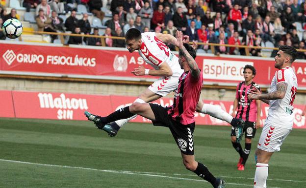 Señé cabecea el 2-0./Peio García