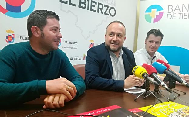 El presidente del Consejo Comarcal, el presidente de la ABA y el concejal de Medio Ambiente de Carracedelo, en la presentación de la ruta./