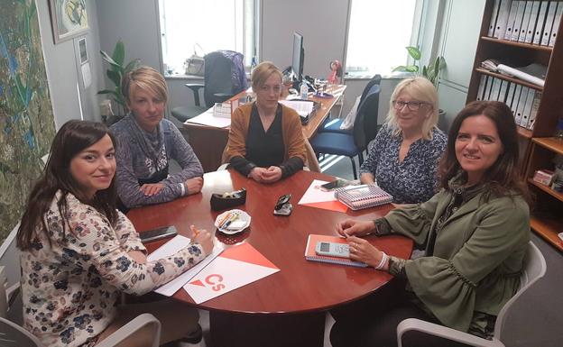 Reunión mantenida en la oficina del grupo municipal. /