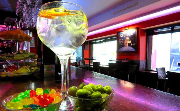 La terraza del Luna 9 es lugar de encuentro de los leoneses.