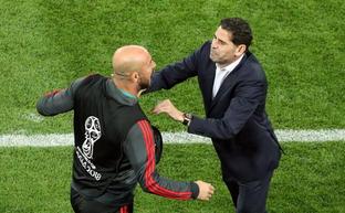 Fernando Hierro frena a un enfadado Reina./Afp