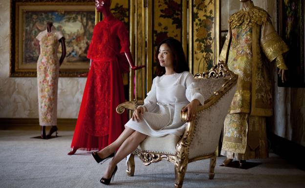 Guo Pei posa en su estudio de Pekín.