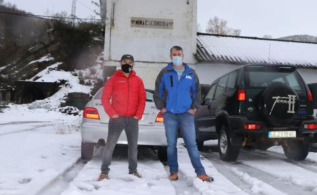 Juan Antonio Alifa y José Antonio Gómez Couto, en las instalaciones del yacimiento de La Escondida.
