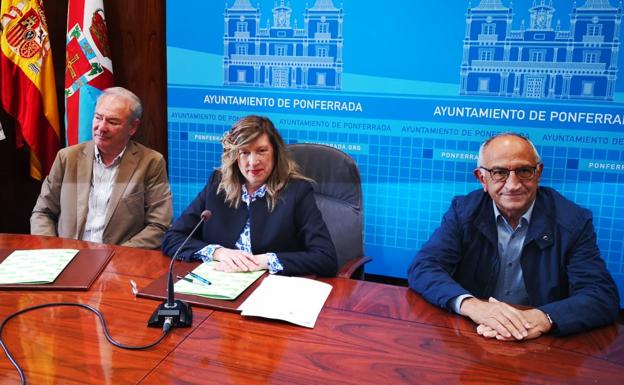 La presidenta del Imfe, María Antonia Gancedo, junto a los responsables de Secot, en la firma del convenio./