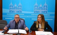El concejal de Tráfico y Movilidad, José Antonio Cartón, y la edil de Fiestas, Lorena Valle, en su comparecencia./César Sámchez