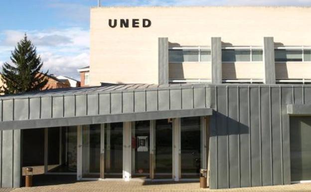 Imagen del edificio de la Uned en Ponferrada./