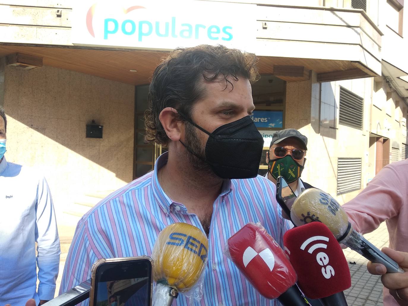 Javier Santiago presentó los avales del Bierzo a su candidatura ante la sede del PP de Ponferrada. 
