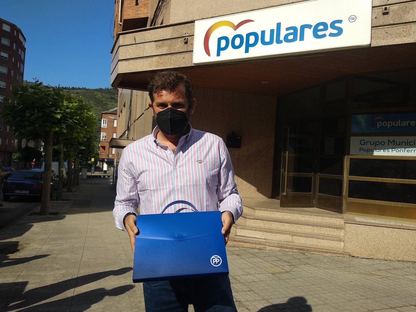 Javier Santiago presentó los avales del Bierzo a su candidatura ante la sede del PP de Ponferrada. 